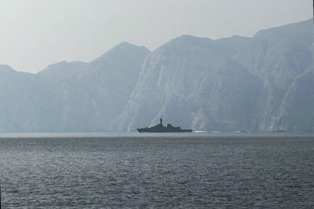 Un buque de la Armada navega en el estrecho de Ormuz, Irán, el 1 de marzo de 2026. (Sahar Al Attar/AFP vía Getty Images)