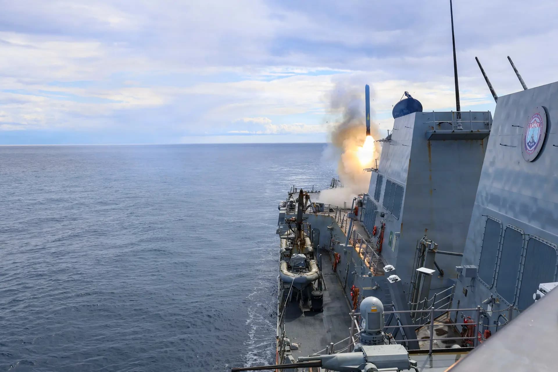 El destructor lanzamisiles guiados de clase Arleigh Burke USS Thomas Hudner (DDG 116) dispara un misil de ataque terrestre Tomahawk en apoyo de la Operación Furia Épica, el 1 de marzo de 2026. (Foto de la Marina de los Estados Unidos)