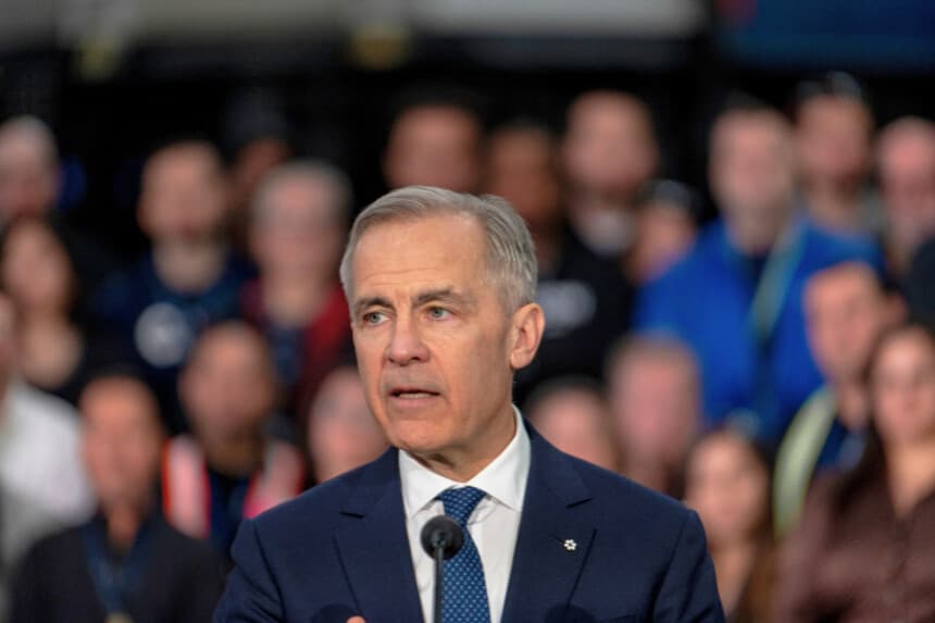 El primer ministro canadiense, Mark Carney, anuncia nuevas medidas para reforzar la seguridad, generar prosperidad y reforzar la autonomía estratégica en Canadian Aviation Electronics (CAE), una empresa de simulación de vuelo, en Montreal, Quebec, Canadá, el 17 de febrero de 2026. (ANDREJ IVANOV/AFP a través de Getty Images)