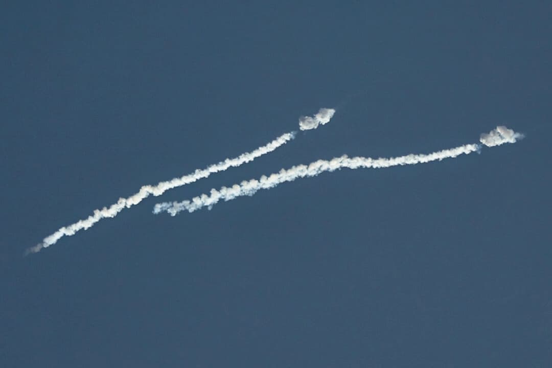 Humo proveniente de intercepciones de proyectiles iraníes sobre Abu Dabi el 28 de febrero de 2026. (Fadel Senna/AFP vía Getty Images)