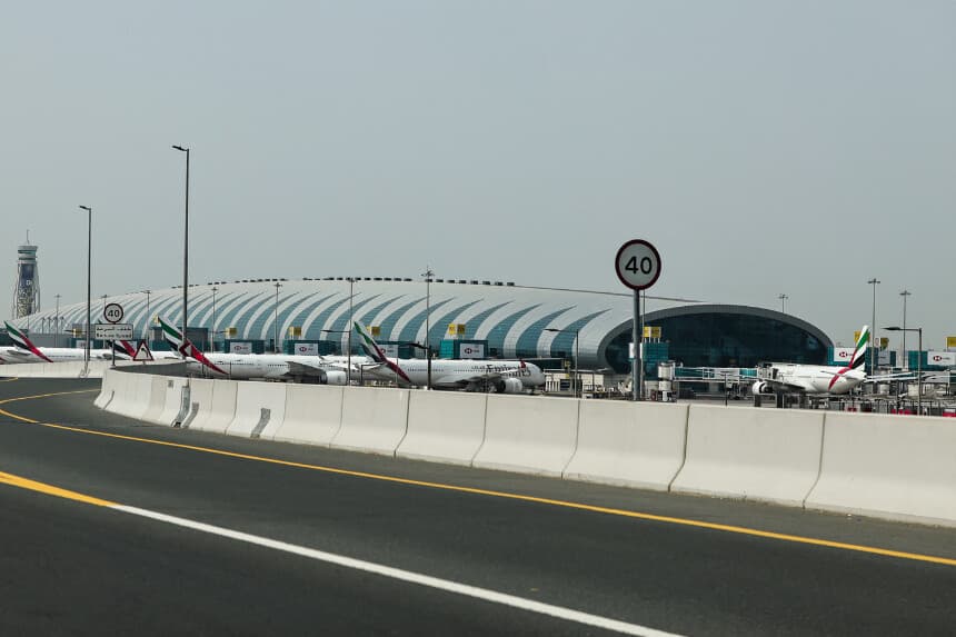 Aviones de la aerolínea Emirates estacionados en la pista del Aeropuerto Internacional de Dubái, en Dubái, el 2 de marzo de 2026. Israel bombardeó el Líbano el 2 de marzo tras el lanzamiento de cohetes por parte de Hezbolá, varios aviones de combate estadounidenses se estrellaron en Kuwait e Irán arremetió contra la región con misiles, a medida que se extendía la guerra con Israel y Estados Unidos. (Foto de Fadel SENNA / AFP a través de Getty Images).