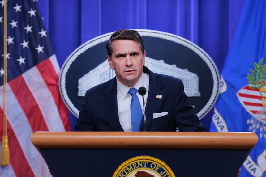 El fiscal general adjunto Todd Blanche habla en una rueda de prensa para anunciar novedades sobre los expedientes de Epstein en el Departamento de Justicia el 30 de enero de 2026 en Washington, D.C. (Anna Moneymaker/Getty Images)