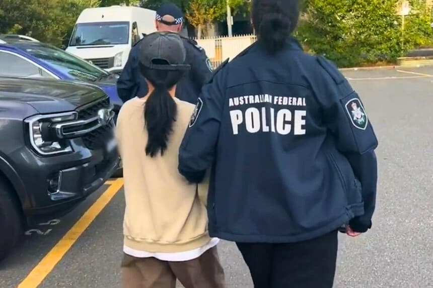 La policía detiene a una mujer de unos 30 años en el Territorio de la Capital Australiana. (Cortesía de AFP).