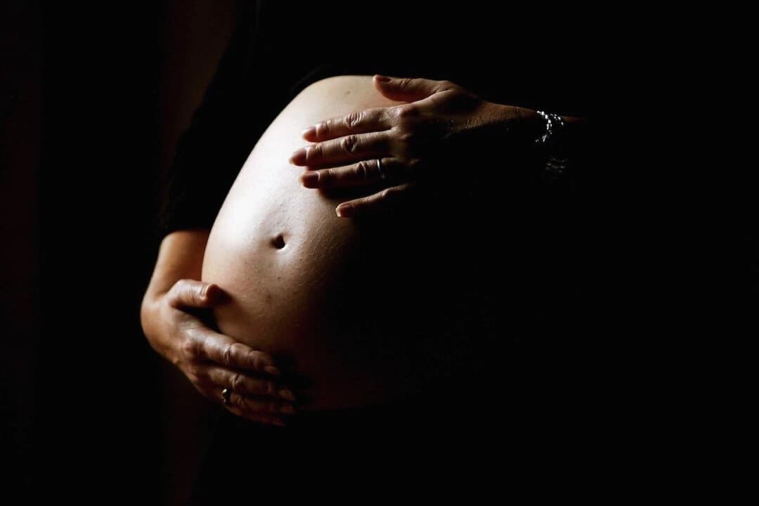 Una mujer embarazada se sostiene el vientre en esta fotografía de archivo sin fecha. (Ian Waldie/Getty Images)