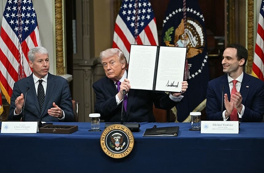 El presidente de Estados Unidos, Donald Trump, muestra una proclamación que firmó durante una mesa redonda sobre el Compromiso de Protección al Contribuyente, mientras el secretario de Energía, Chris Wright (izquierda), y Michael Kratsios (derecha), director de la Oficina de Política Científica y Tecnológica de la Casa Blanca, aplauden en la Sala del Tratado Indio del Edificio Ejecutivo Eisenhower, en el campus de la Casa Blanca, en Washington, el 4 de marzo de 2026. (Andrew Caballero-Reynolds/AFP a través de Getty Images)