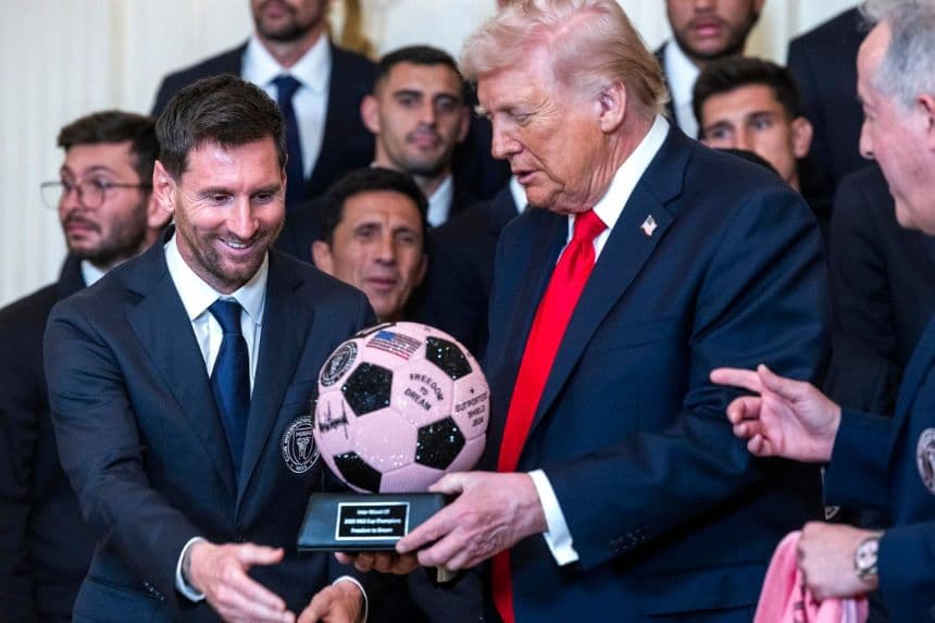 El presidente estadounidense, Donald Trump, y el futbolista argentino Lionel Messi (i) durante la recepción al Inter Miami como campeón de la pasada temporada de la MLS, en la Casa Blanca, 5 marzo 2026. (EFE/JIM LO SCALZO)