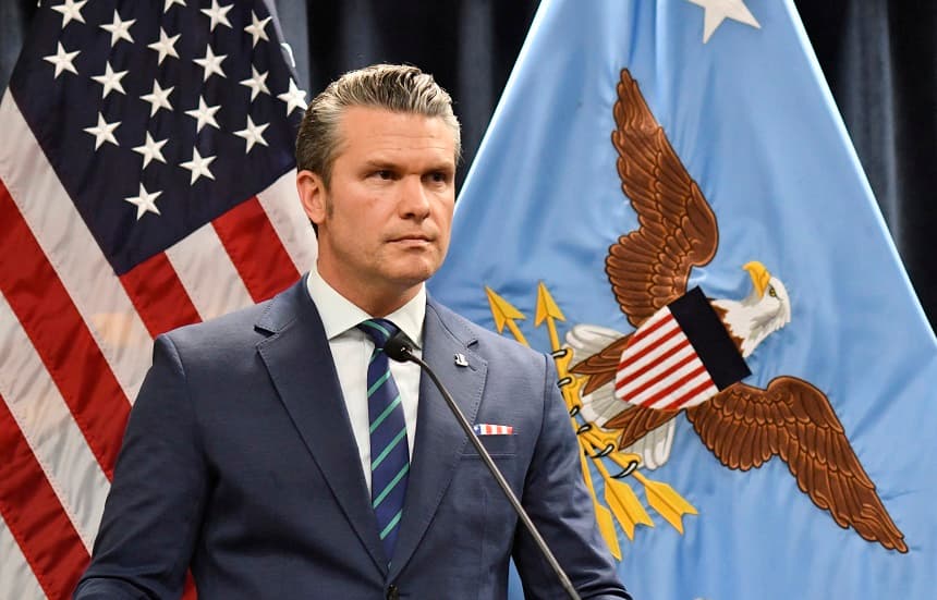 El secretario de Defensa de los Estados Unidos, Pete Hegseth, observa durante una conferencia de prensa conjunta con el almirante Charles Bradford "Brad" Cooper II, comandante del Mando Central de Estados Unidos, en la sede del Mando Central de Estados Unidos (CENTCOM) en la base aérea MacDill, en Tampa, Florida, el 5 de marzo de 2026. (Octavio JONES/AFP a través de Getty Images)