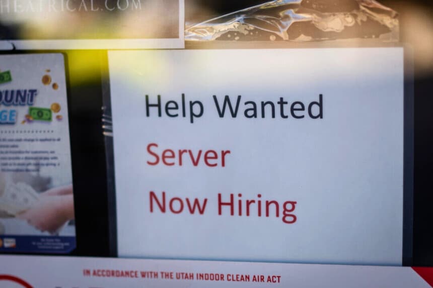 Un cartel con el mensaje “Se busca personal, camareros, contratamos ahora” en un restaurante de St. George, Utah, el 15 de septiembre de 2025. (Madalina Kilroy/The Epoch Times).