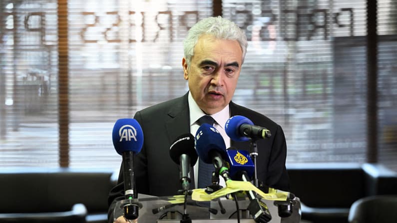 No hay planes para liberar las reservas de petróleo de emergencia, dice la AIE