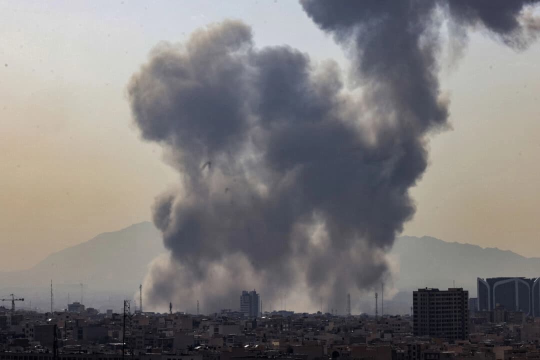 Una columna de humo se eleva tras una supuesta explosión en Teherán el 28 de febrero de 2026. (ATTA KENARE / AFP vía Getty Images)