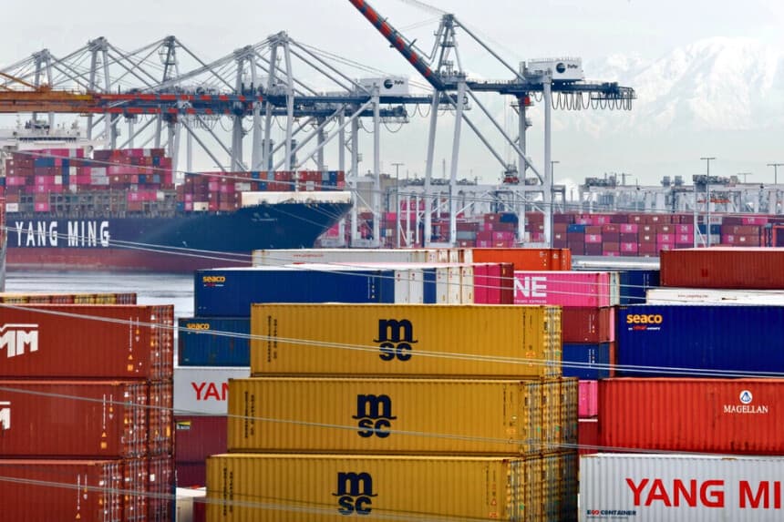 Contenedores de transporte en el puerto de Los Ángeles el 20 de febrero de 2026. (Mario Tama/Getty Images).