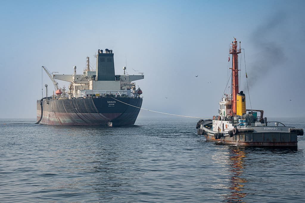 Un remolcador está conectado mediante una línea al petrolero Sanan en aguas costeras cerca de Bandare Asaluyah, Irán, el 27 de enero de 2026. (Sam / Middle East Images / AFP vía Getty Images)