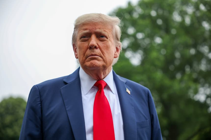 El presidente de EE. UU., Donald Trump, se detiene y habla con los medios antes de abordar el Marine One en el jardín sur de la Casa Blanca el 15 de junio de 2025 en Washington, DC. (Tasos Katopodis/Getty Images)