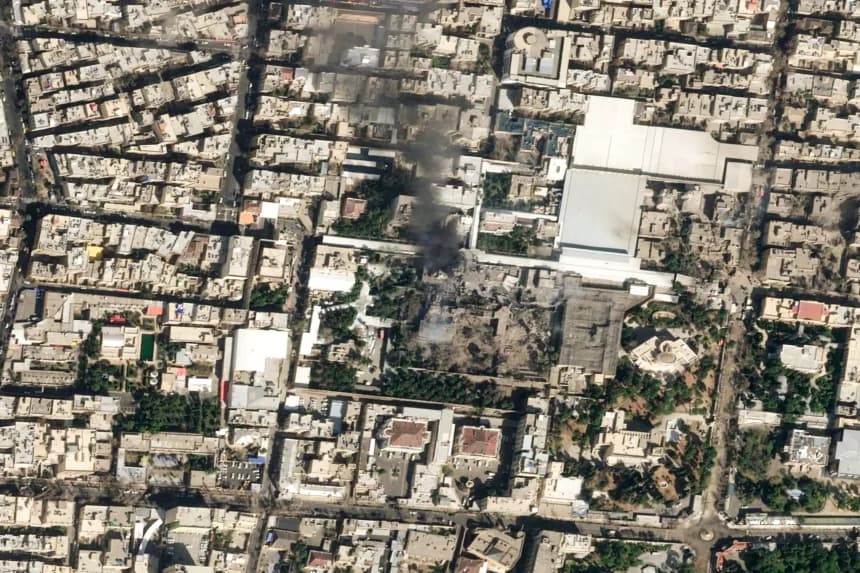 Una imagen de satélite muestra humo negro elevándose y graves daños en el complejo del líder supremo iraní, el ayatolá Alí Jamenei, tras los ataques de Estados Unidos e Israel en Teherán, Irán, el 28 de febrero de 2026. (Pleiades Neo (c) Airbus DS 2026/Handout vía Reuters)