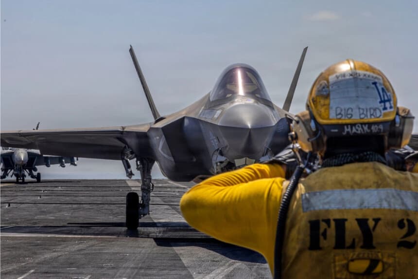 Un F-35C Lightning II preparándose para su lanzamiento en la cubierta de vuelo del USS Abraham Lincoln en un lugar no revelado en Medio Oriente, el 2 de marzo de 2026. ( U.S. Navy via AP)