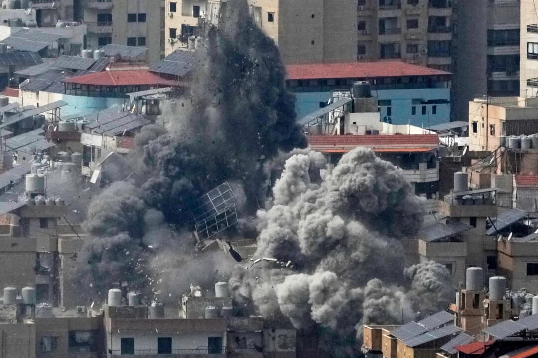 El humo se eleva tras un ataque aéreo israelí en Dahiyeh, suburbio sur de Beirut, Líbano, el viernes 6 de marzo de 2026. (Hussein Malla/AP Photo)