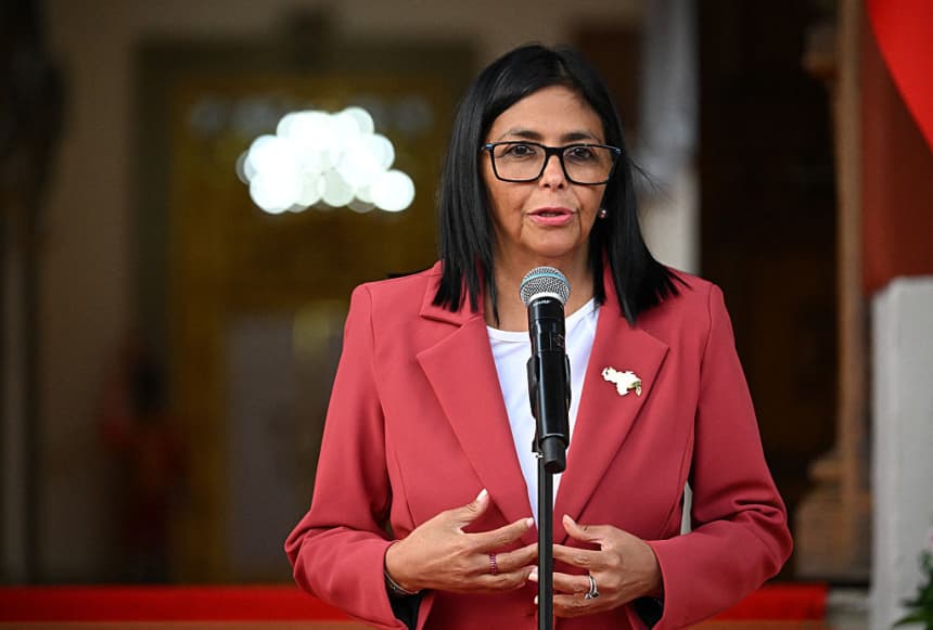 La presidenta interina de Venezuela, Delcy Rodríguez, habla con el secretario del Interior de Estados Unidos, Doug Burgum (fuera de cuadro), tras su reunión en el Palacio Presidencial de Miraflores, en Caracas, el 4 de marzo de 2026. (Federico PARRA/AFP vía Getty Images)