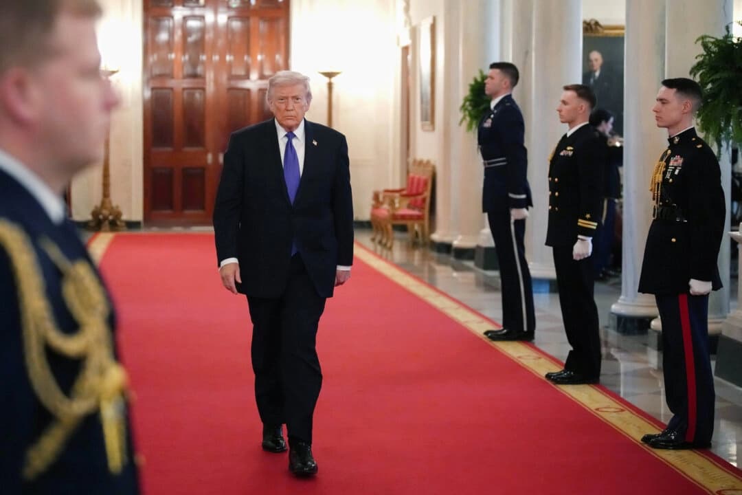 El presidente Donald Trump llega a la ceremonia de entrega de la Medalla de Honor en la Sala Este de la Casa Blanca el 2 de marzo de 2026. (Andrew Harnik/Getty Images)
