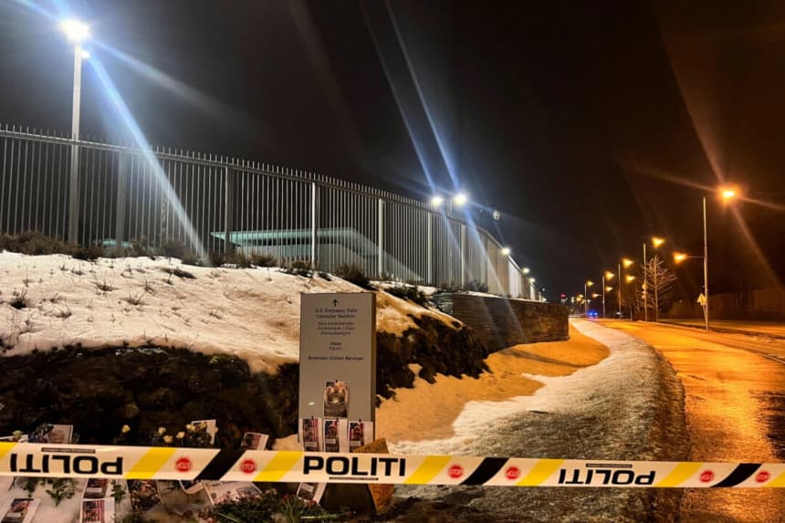 El área afuera de la embajada de Estados Unidos está acordonada, después de que la policía noruega dijera que la embajada fue golpeada por una fuerte explosión, en Oslo, Noruega, el 8 de marzo de 2026. (Gwladys Fouche /Reuters)