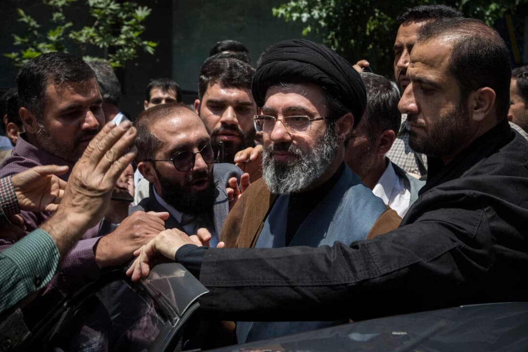 Mojtaba Jamenei (C), hijo del líder supremo iraní, el ayatolá Alí Jamenei, participa en la manifestación anual del Día de Quds en Teherán, Irán, el 31 de mayo de 2019. (Rouzbeh Fouladi/Middle East Images/AFP a través de Getty Images)