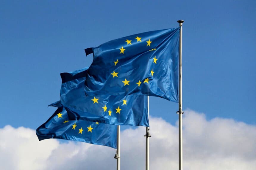 Banderas de la Unión Europea ondean frente a la sede de la Comisión Europea en Bruselas el 19 de septiembre de 2019. (Yves Herman/Reuters).