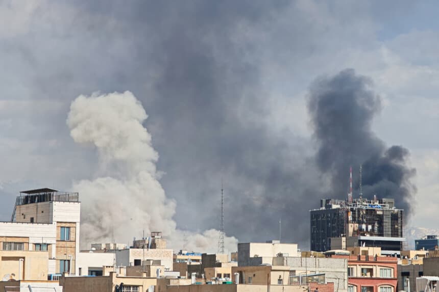 TEHERÁN, IRÁN - 1 DE MARZO: Columnas de humo se elevan sobre el horizonte tras las explosiones del 1 de marzo de 2026 en Teherán, Irán. Se confirmó la muerte del líder supremo de Irán, el ayatolá Alí Jamenei, después de que Estados Unidos e Israel lanzaran un ataque conjunto contra Irán el 28 de febrero. Irán respondió lanzando oleadas de misiles y drones contra Israel y atacando a los aliados de Estados Unidos en la región. (Foto de Majid Saeedi/Getty Images).