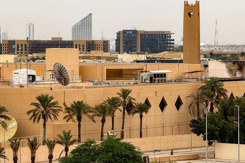La sede de la embajada de Estados Unidos en Riad, fotografiada el 3 de marzo de 2026, tras ser atacada con drones. (AFP vía Getty Images)