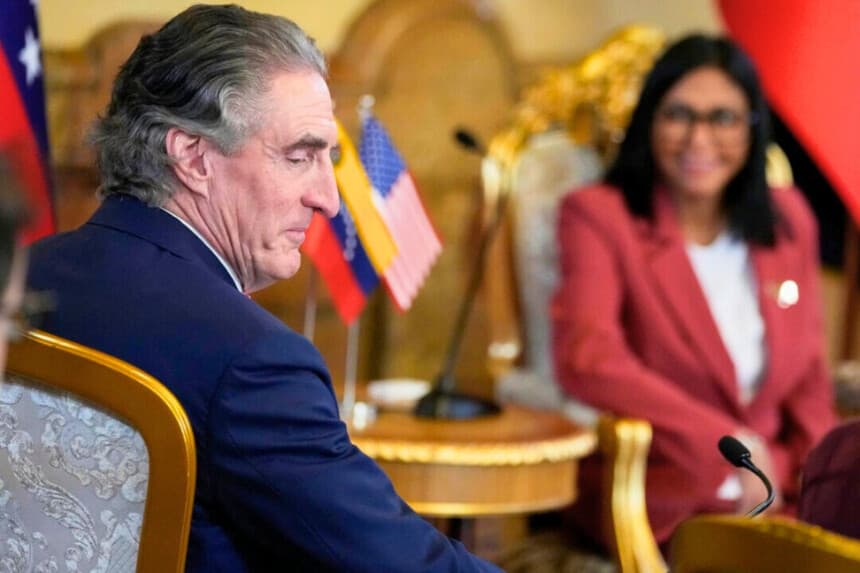 El secretario del Interior de Estados Unidos, Doug Burgum (izquierda), se reúne con la presidenta interina de Venezuela, Delcy Rodríguez, en el Palacio de Miraflores, en Caracas, Venezuela, el 4 de marzo de 2026. (Ariana Cubillos/AP).