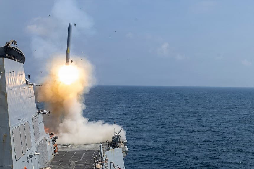 En esta foto proporcionada por la Marina de Estados Unidos, el destructor lanzamisiles guiados clase Arleigh Burke USS Delbert D. Black (DDG 119) dispara un misil de ataque terrestre Tomahawk (TLAM) en apoyo de la Operación Furia Épica el 28 de febrero de 2026 en el mar Mediterráneo. (Marina de Estados Unidos a través de Getty Images)