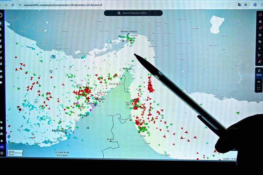 Una persona señala una página del sitio web Marinetraffic que muestra el tráfico marítimo comercial en el estrecho de Ormuz, cerca de la costa iraní, en medio de la guerra que se libra actualmente en Oriente Medio, en París, el 4 de marzo de 2026. (Julien De Rosa/AFP a través de Getty Images).