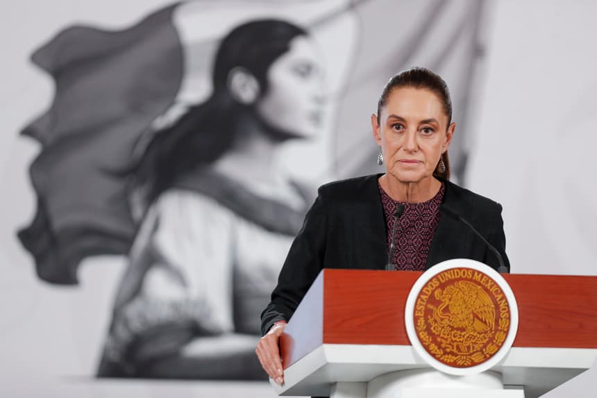 La presidenta de México, Claudia Sheinbaum, participa en una rueda de prensa este martes en el Palacio Nacional de la Ciudad de México (EFE/Isaac Esquivel)