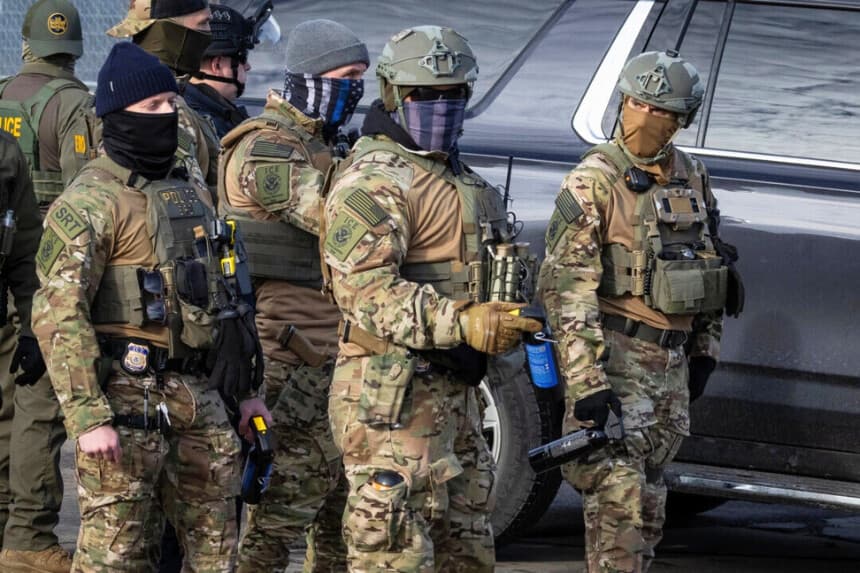Agentes del Servicio de Inmigración y Control de Aduanas (ICE) se enfrentan a manifestantes frente al edificio federal Bishop Henry Whipple en Minneapolis el 12 de enero de 2026. (John Fredricks/The Epoch Times).