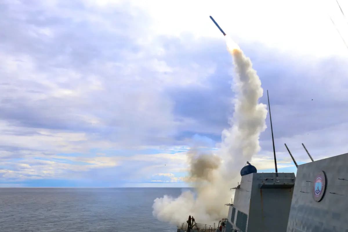 El destructor de misiles guiados clase Arleigh Burke USS Thomas Hudner (DDG 116) dispara un misil de ataque terrestre Tomahawk en apoyo de la Operación Epic Fury el 1 de marzo de 2026. (Foto de la Marina de los EE. UU.)