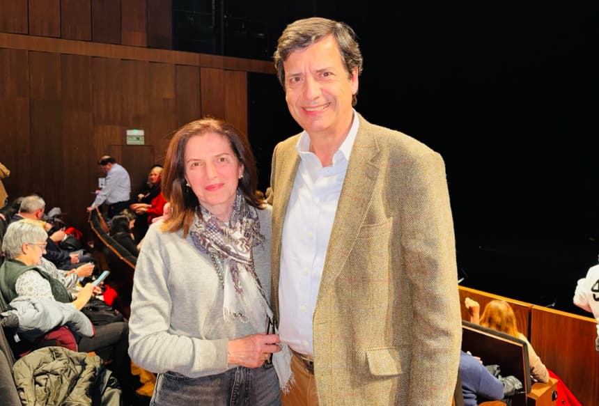 El exoficial superior del ejército español Jorge Serra Nogués y su esposa, Pilar, profesora de Historia del Arte, disfrutaron de una actuación de Shen Yun en el Teatro Auditorio San Lorenzo de El Escorial, en San Lorenzo, España, el 26 de febrero de 2026. (Yixiao Wang/The Epoch Times)