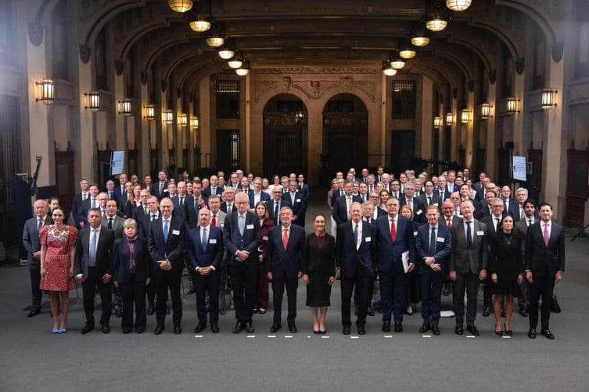 Presidenta Claudia Sheinbaum recibe a más de 100 directores y directoras ejecutivos de empresas nórdicas en Palacio Nacional. (Créditos: Presidencia de México)