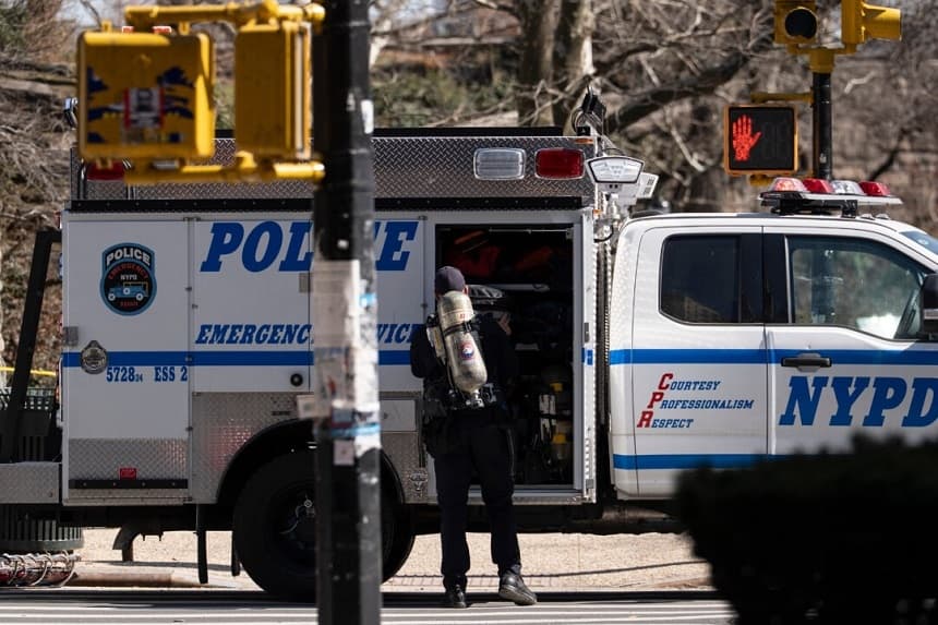 Un agente de la policía de Nueva York con un tanque de oxígeno frente al parque Carl Schurz mientras investigan un artefacto sospechoso en la ciudad de Nueva York el 10 de marzo de 2026. (Yuki Iwamura/AP Photo)