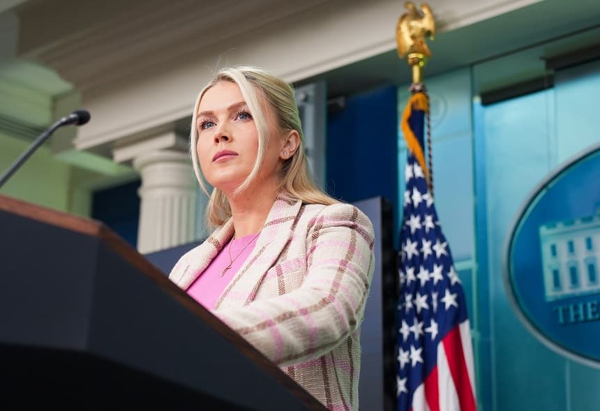 La secretaria de prensa de la Casa Blanca, Karoline Leavitt, responde a preguntas durante una rueda de prensa en la sala James S. Brady de la Casa Blanca el 10 de marzo de 2026 en Washington, DC. (Andrew Harnik/Getty Images)