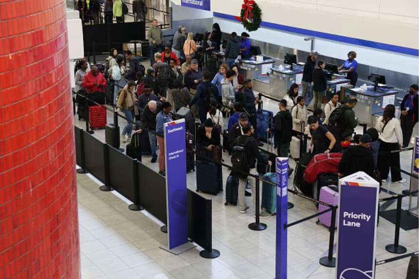 La gente espera en fila en el mostrador de facturación de Southwest Airlines en el Aeropuerto Internacional Thurgood Marshall de Baltimore/Washington, en Baltimore, Maryland, el 26 de noviembre de 2025. (Anna Moneymaker/Getty Images)