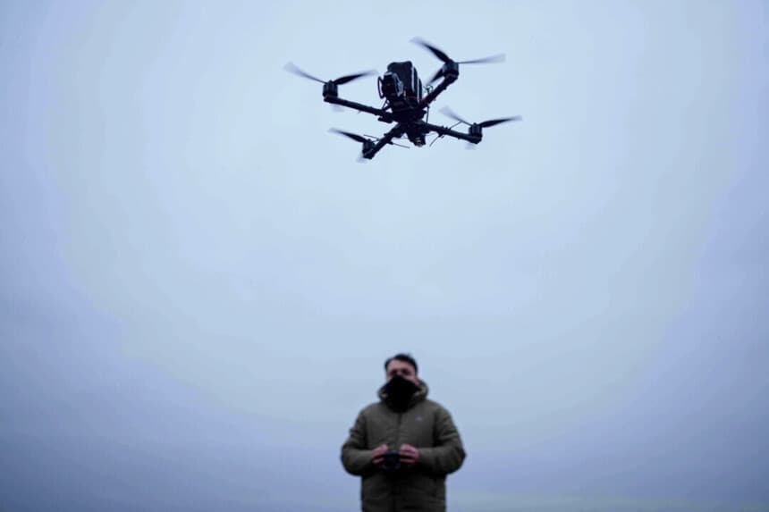 Un militar controla un dron fabricado por la empresa General Cherry en un lugar no revelado de Ucrania, el 4 de diciembre de 2025. (Evgeniy Maloletka/AP).