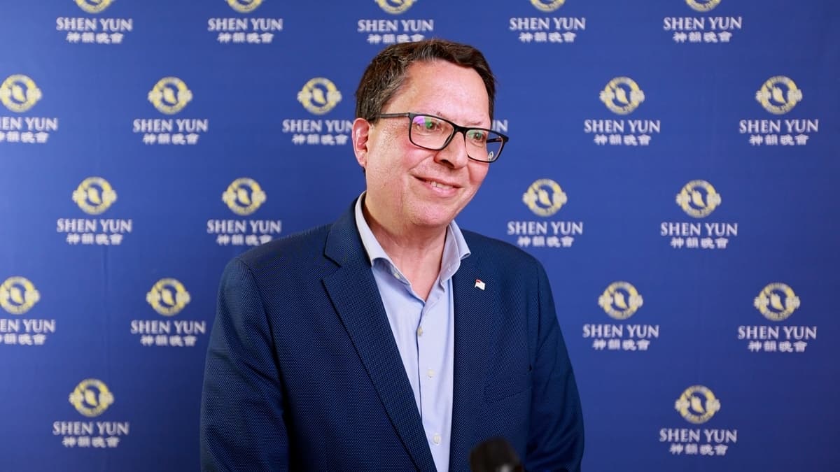 El concejal de Cultura, Gonzalo Olabarría Villota, asiste al espectáculo Shen Yun Performing Arts en el Palacio Euskalduna de Bilbao, España, el 5 de marzo de 2026. (NTD)