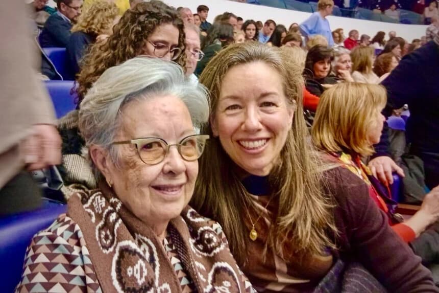 Mónica Honrubia Gómez (derecha) asistió con su madre a la función inaugural local de Shen Yun Performing Arts en el Palau de les Arts Reina Sofía de Valencia, España, el 7 de marzo de 2026. (Maya Marinova/The Epoch Times).
