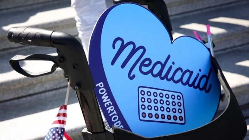Corte de EE. UU. permite que un estado excluya de Medicaid cirugías para adultos transgénero