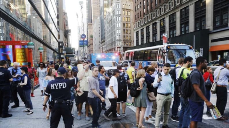 Video de vigilancia parece mostrar a sospechoso de atentado con bomba en Nueva York
