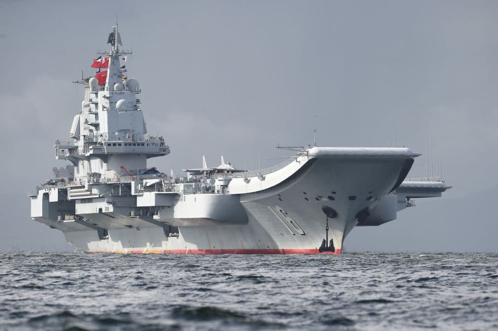 El único portaaviones de China, el Liaoning, llega a aguas de Hong Kong el 7 de julio de 2017, menos de una semana después de la visita de alto nivel del presidente Xi Jinping. (Foto de Anthony WALLACE / AFP) (Foto de ANTHONY WALLACE/AFP a través de Getty Images)