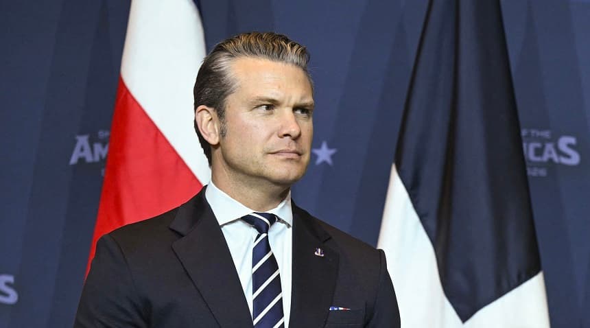 El presidente de Estados Unidos, Donald Trump, y el secretario de Defensa de Estados Unidos, Pete Hegseth (izquierda), observan durante la Cumbre "Escudo de las Américas" celebrada en el Trump National Doral de Miami, Florida, el 7 de marzo de 2026. (SAUL LOEB / AFP vía Getty Images)