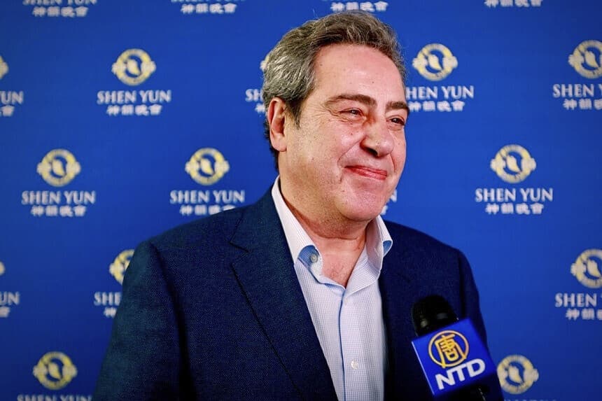 El diputado del Parlamento de la Comunidad Valenciana y profesor universitario José María Llanos Pitarch asistió al espectáculo de Shen Yun Performing Arts en el Palau de les Arts Reina Sofía de Valencia, España, el 9 de marzo de 2026. (NTD)