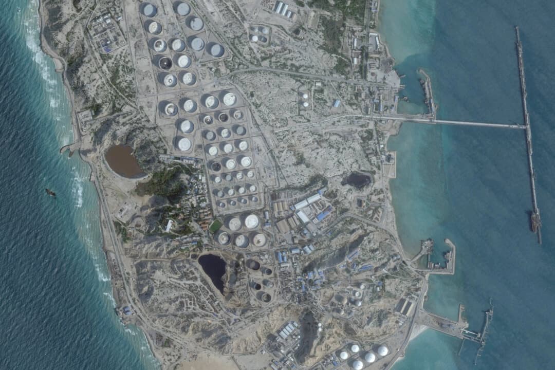 Una imagen satelital muestra una terminal petrolera en la isla de Kharg, Irán, el 25 de febrero de 2026. (2026 Planet Labs PBC/Handout vía Reuters)