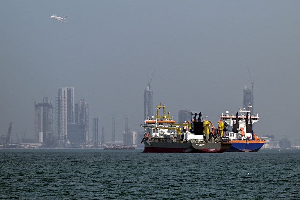 En la imagen se ven buques mercantes frente a las costas de Dubái el 11 de marzo de 2026. (Foto AFP via Getty Images)