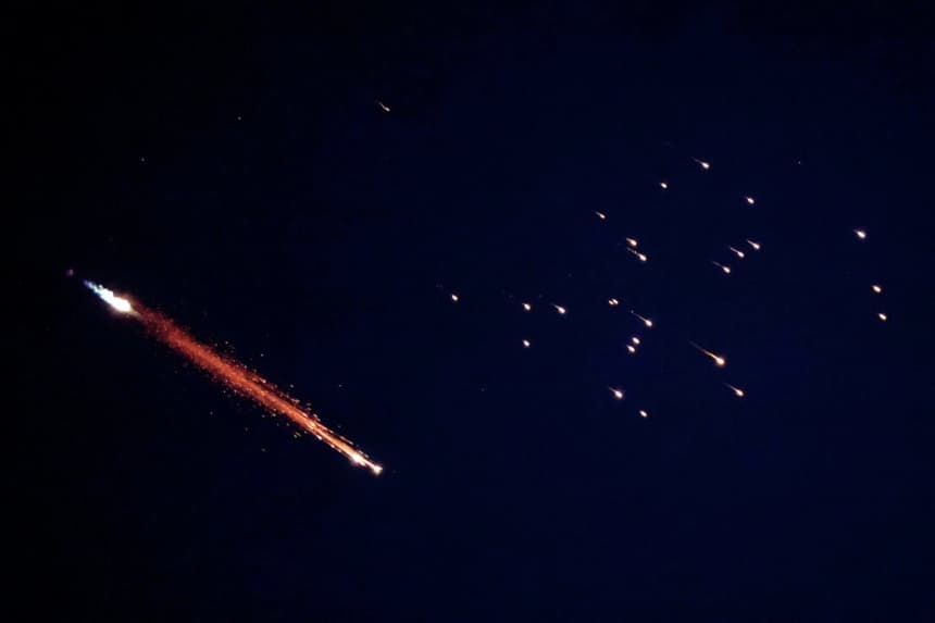 Estelas de cohetes en el cielo sobre Netanya, Israel, el 7 de marzo de 2026. El ejército israelí informó haber detectado múltiples ataques con misiles desde Irán el 7 de marzo, así como lanzamientos desde el Líbano, lo que activó las sirenas antiaéreas en todo el país. (Jack Guez/AFP vía Getty Images)