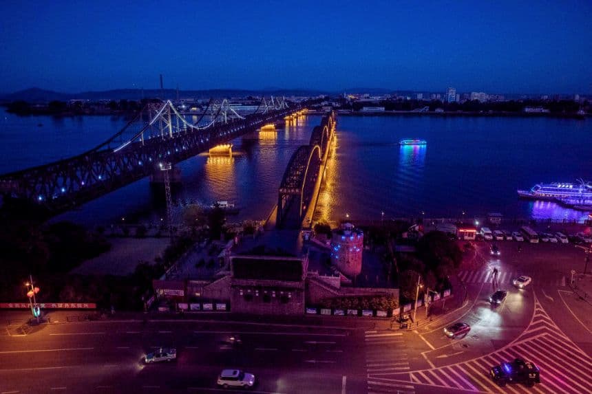 El "Puente de la Amistad", a la izquierda, y el "Puente Roto" se ven mientras un tren cruza el río Yalu desde la ciudad fronteriza de Dandong, provincia de Liaoning, en el norte de China, frente a la ciudad de Sinuiju, Corea del Norte, el 23 de mayo de 2017 en Dandong, China. (Kevin Frayer/Getty Images)